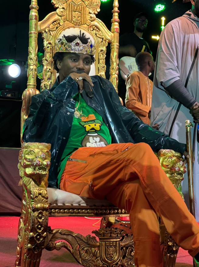 Gambie: Après un duo avec Viviane Waly Seck intronisé roi du mbalakh et offre sa veste à Makoudou konté Gambie: Après un duo avec Viviane Waly Seck intronisé roi du mbalakh et offre sa veste à Makoudou konté