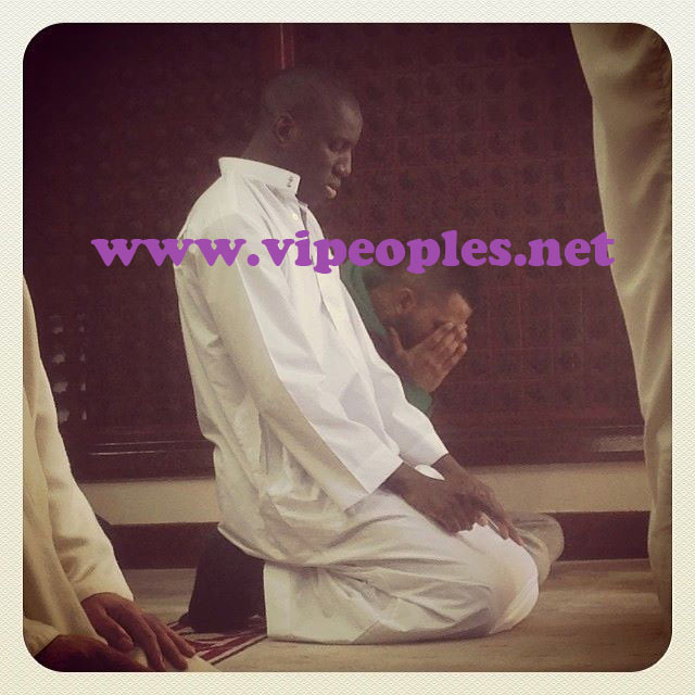 Photo: Demba Ba en mode recueillement