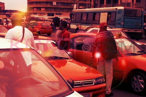 Côte d'Ivoire: Deux homosexuels s'embrassant dans un taxi, le chauffeur descend pour les tabasser