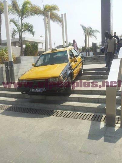 SENEGAL INSOLITE - Quand le chauffard descend des escaliers avec son taxi ! SENEGAL INSOLITE - Quand le chauffard descend des escaliers avec son taxi !