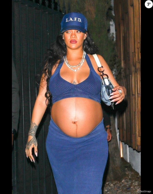 Rihanna enceinte : brassière et jupe sous le ventre, nouveau look marquant pour la future maman Rihanna enceinte : brassière et jupe sous le ventre, nouveau look marquant pour la future maman