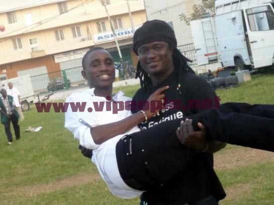 Que fait Waly Seck dans les bras d' un homme ?