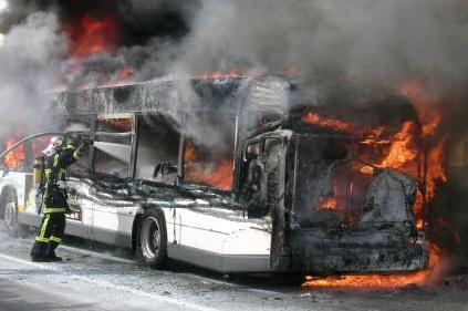 Accident: Un bus prend subitement feu en plein voage à 10 Km Fatick Accident: Un bus prend subitement feu en plein voage à 10 Km Fatick