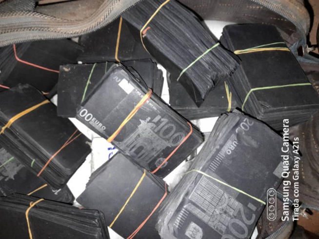 Douanes : Près de 1 milliard 308 millions de faux billets saisis, plusieurs individus arrêtés Douanes : Près de 1 milliard 308 millions de faux billets saisis, plusieurs individus arrêtés