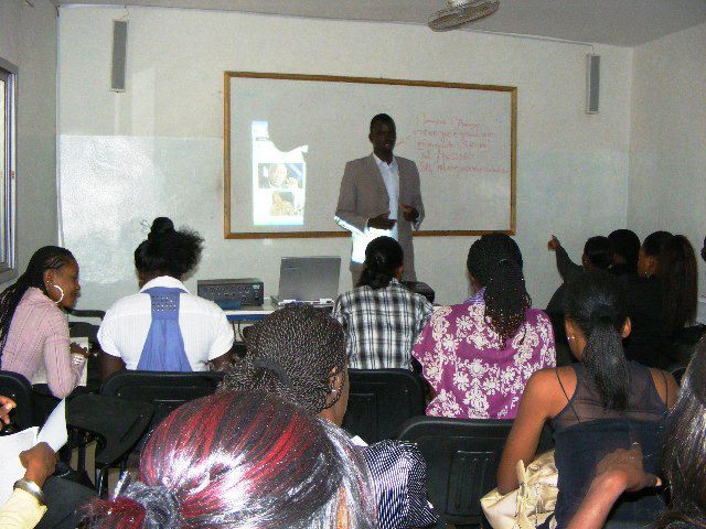 Le professeur Mamadou Mbengue dans sa bagnole, fait tomber les filles !!!