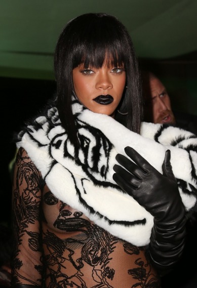 Rihanna : Sans soutien-gorge et piercing apparent au défilé Jean Paul Gaultier !