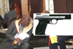 Le griot de Macky sall, Farba Ngom sort son pistolet et tire sur les militants de l' APR Le griot de Macky sall, Farba Ngom sort son pistolet et tire sur les militants de l' APR