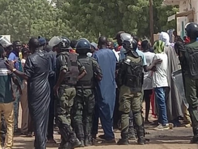 Manif' ce vendredi à Louga: FRAPP dénonce des "dirigeants saboteurs, voleurs" qui se soignent à l'étranger Manif' ce vendredi à Louga: FRAPP dénonce des "dirigeants saboteurs, voleurs" qui se soignent à l'étranger