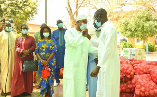 Pâques 2022 aux Parcelles assainies : Mamadou Wane offre des denrées aux chrétiens