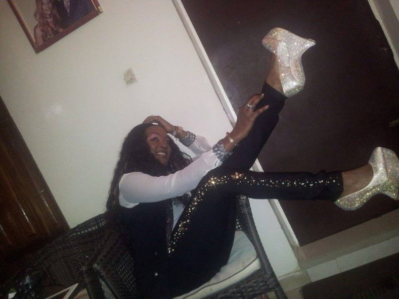 Pour prouver à Nogui Dieng qu'elle n'est pas démodée, la chanteuse Titi exhibe d'autres chaussure Lady Gaga ! Pour prouver à Nogui Dieng qu'elle n'est pas démodée, la chanteuse Titi exhibe d'autres chaussure Lady Gaga !