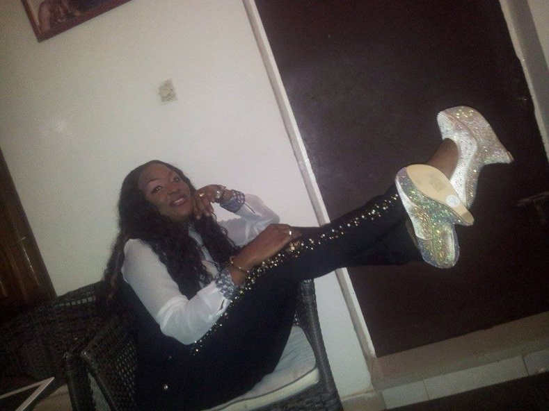 Pour prouver à Nogui Dieng qu'elle n'est pas démodée, la chanteuse Titi exhibe d'autres chaussure Lady Gaga ! Pour prouver à Nogui Dieng qu'elle n'est pas démodée, la chanteuse Titi exhibe d'autres chaussure Lady Gaga !