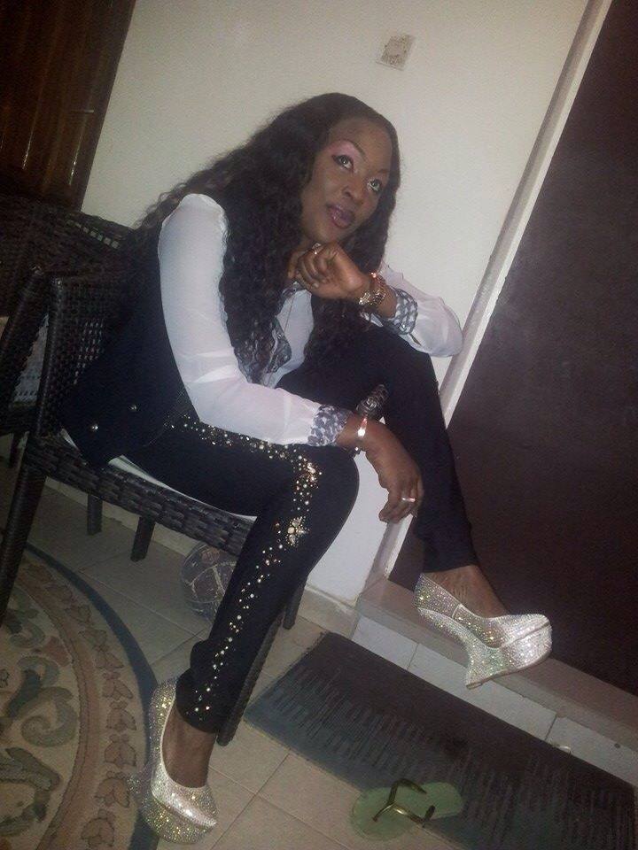 Pour prouver à Nogui Dieng qu'elle n'est pas démodée, la chanteuse Titi exhibe d'autres chaussure Lady Gaga ! Pour prouver à Nogui Dieng qu'elle n'est pas démodée, la chanteuse Titi exhibe d'autres chaussure Lady Gaga !