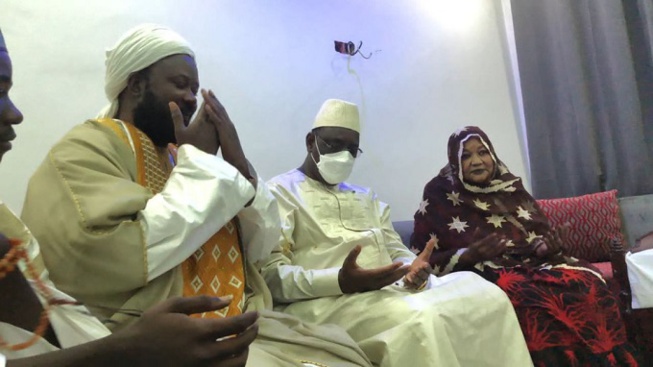 Condoléances : le président Macky Sall rend visite à la famille du regretté Cheikh Mansour Niass Condoléances : le président Macky Sall rend visite à la famille du regretté Cheikh Mansour Niass
