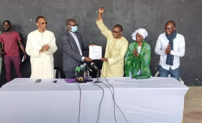 Abdoul Aziz Guèye, le Maire de Ouakam, rejoint le président de la République, M. Macky Sall Abdoul Aziz Guèye, le Maire de Ouakam, rejoint le président de la République, M. Macky Sall