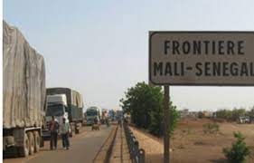 FRONTIÈRE SÉNÉGAL-MALI Plus de 1 000 camions toujours immobilisés FRONTIÈRE SÉNÉGAL-MALI Plus de 1 000 camions toujours immobilisés