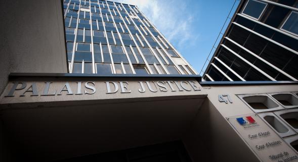 Violence conjugale: il oblige sa femme à rester debout nue, au pied du lit Violence conjugale: il oblige sa femme à rester debout nue, au pied du lit