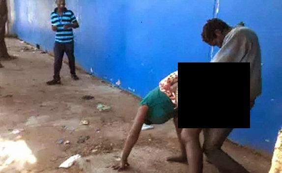 PHOTO - Un fou et une folle se livrent à des ébats sexuels en pleine rue PHOTO - Un fou et une folle se livrent à des ébats sexuels en pleine rue