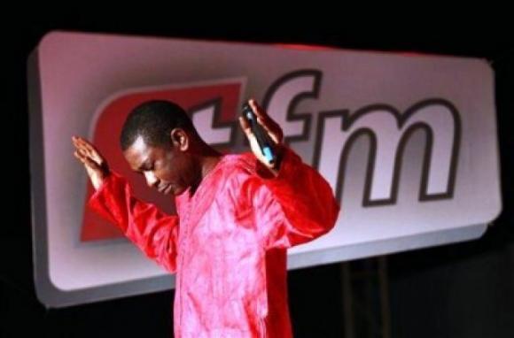 Ndeye Sokhna Mboup parle de son fils: "La première paie de Youssou était de 35000 francs CFA" Ndeye Sokhna Mboup parle de son fils: "La première paie de Youssou était de 35000 francs CFA"