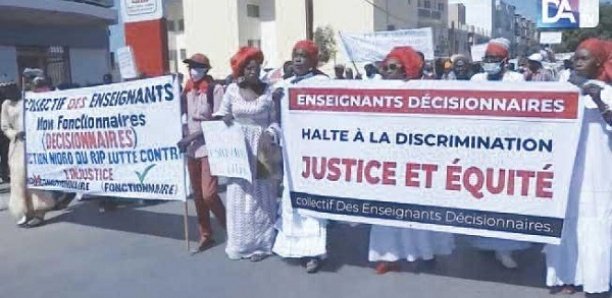 Plus de 7000 enseignants décisionnaires réclament une meilleure gestion de carrière.... Plus de 7000 enseignants décisionnaires réclament une meilleure gestion de carrière....