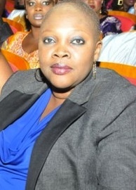 La fille du Professeur Madior Diouf, Ndélla dévoile son crâne rasé lors de la Journée internationale de la femme