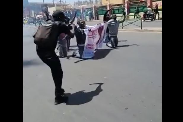 Marche de soutien à Cheikh Oumar Diagne : Echauffourées entre policiers et manifestants suivies d’arrestations Marche de soutien à Cheikh Oumar Diagne : Echauffourées entre policiers et manifestants suivies d’arrestations