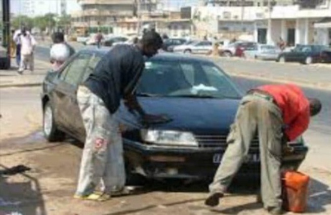 Vol : Deux laveurs de voiture disparaissent avec l’enveloppe d’une enseignante Vol : Deux laveurs de voiture disparaissent avec l’enveloppe d’une enseignante