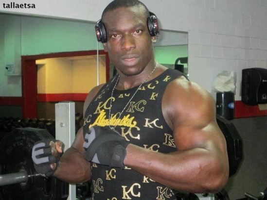 Lutte : Gouye Gui justifie son rang de lutteur VIP et s'achète une Bmw à 55 millions FCFA Lutte : Gouye Gui justifie son rang de lutteur VIP et s'achète une Bmw à 55 millions FCFA