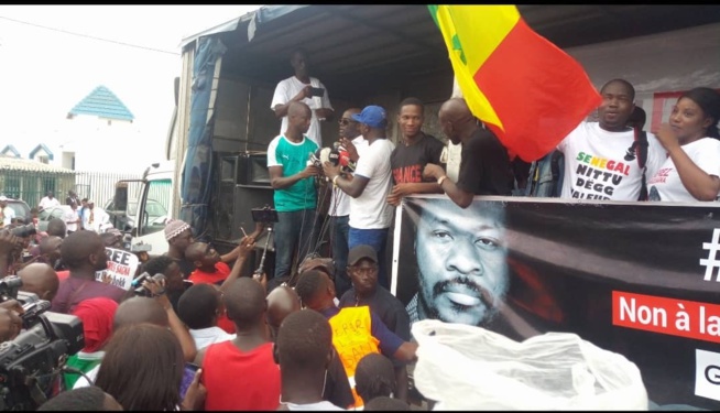 JËF MOOY NATTUKAAYU DËGG (« Machin : mot par lequel on désigne quelqu'un dont le nom ne vient pas immédiatement à l'esprit. » Larousse ) JËF MOOY NATTUKAAYU DËGG (« Machin : mot par lequel on désigne quelqu'un dont le nom ne vient pas immédiatement à l'esprit. » Larousse )