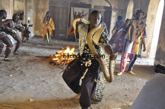 Quand Pape Diouf n’hésite pas à apprivoiser les serpents pour son clip!