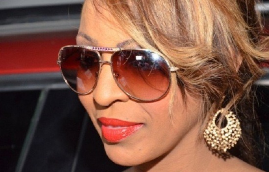 Viviane a été chassée de son hôtel aux Etats Unis. Elle va débarquer à Dakar. Viviane a été chassée de son hôtel aux Etats Unis. Elle va débarquer à Dakar.