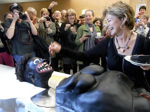 La ministre suédoise Lena Adelsohn Liljeroth mange un gâteau « femme noire à manger » La ministre suédoise Lena Adelsohn Liljeroth mange un gâteau « femme noire à manger »