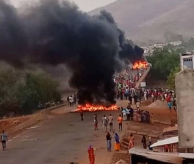 Affrontements à Mako : 3 blessés, la maison du maire saccagée… Affrontements à Mako : 3 blessés, la maison du maire saccagée…