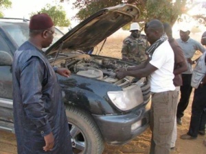 Macky Sall se transforme en mécanicien Macky Sall se transforme en mécanicien
