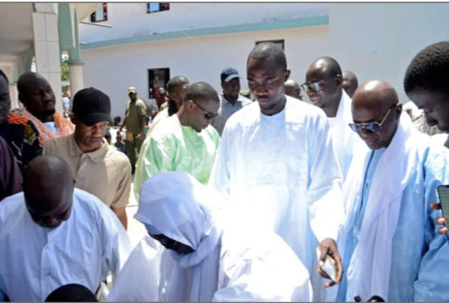 Le khalife général des mourides, Serigne Mountakha Bassirou Mbacké, est l'hôte de la ville de Guédiawaye. Le khalife général des mourides, Serigne Mountakha Bassirou Mbacké, est l'hôte de la ville de Guédiawaye.