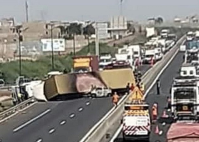 Accident spectaculaire sur l'autoroute à péage : Un gros porteur échoue dans une maison Accident spectaculaire sur l'autoroute à péage : Un gros porteur échoue dans une maison