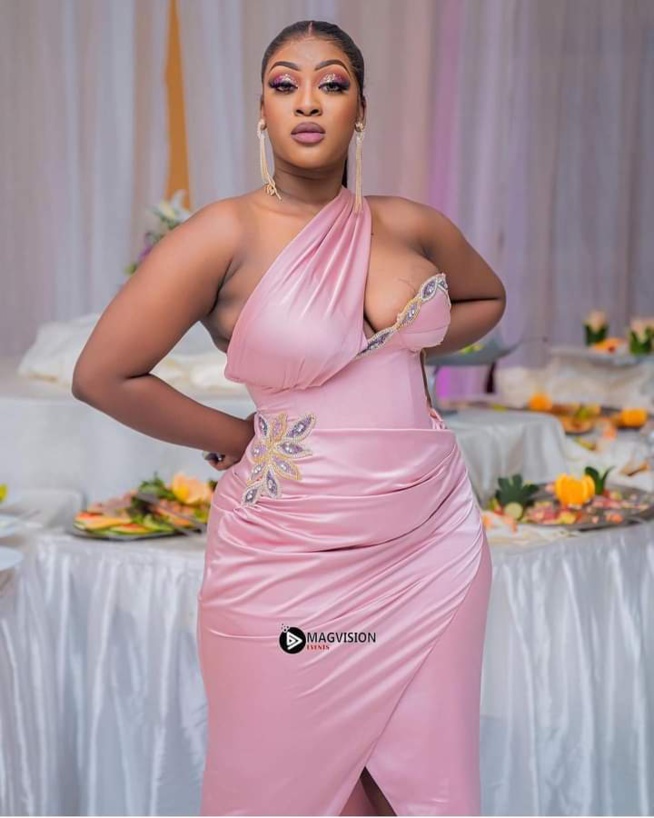 Mariage de Marie Louise : Seins en l’air, cette hôtesse fait le buz Mariage de Marie Louise : Seins en l’air, cette hôtesse fait le buz