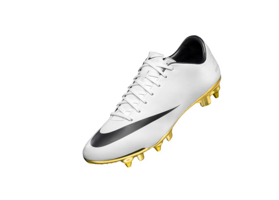 Real Madrid : Les nouveaux crampons en or de CR7 Real Madrid : Les nouveaux crampons en or de CR7