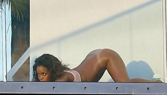Rihanna : En fait-elle trop ? Les clichés affolent déjà la toile ! ! Rihanna : En fait-elle trop ? Les clichés affolent déjà la toile ! !