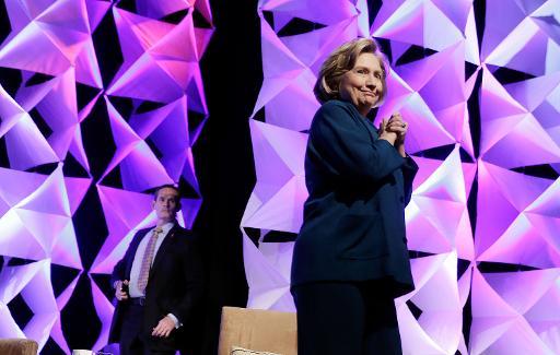 Après le président George W. Bush, une chaussure lancée sur Hillary Clinton Après le président George W. Bush, une chaussure lancée sur Hillary Clinton