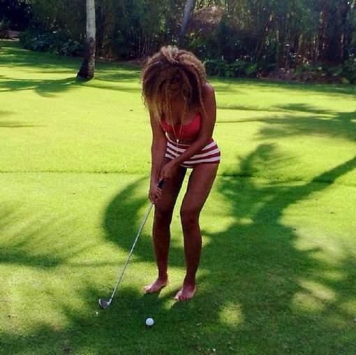 Beyoncé : elle choque avec ses cuisses dénudées sur un golf !!!