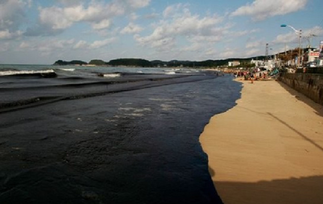 Marée Noire détectée à Thiaroye-Sur-Mer : Le ministre Abdou Karim Sall annonce la suspension des baignades Marée Noire détectée à Thiaroye-Sur-Mer : Le ministre Abdou Karim Sall annonce la suspension des baignades