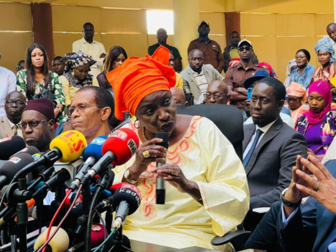 Mimi Touré aux femmes républicaines : "mouillez le maillot" avant de massacrer l'opposition...