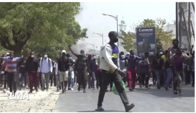 Les rappeurs de la banlieue aux jeunes Sénégalais : « Ces politiciens qui vous envoient au front sont mus par leurs propres intérêts » Les rappeurs de la banlieue aux jeunes Sénégalais : « Ces politiciens qui vous envoient au front sont mus par leurs propres intérêts »