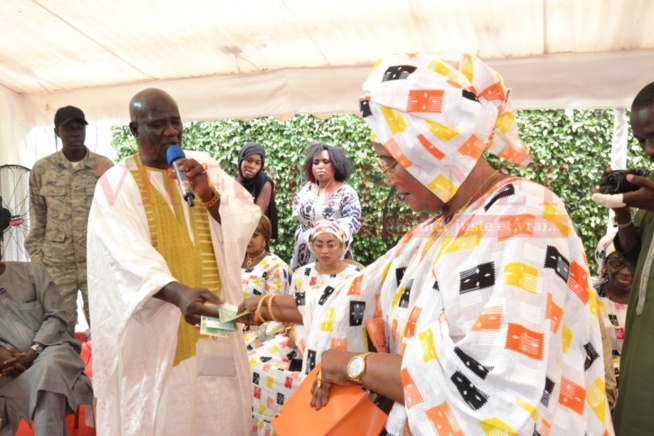 Mariage de sa gouvernante, le président du MEDS Mbagnick Diop offre une fête royale à Anna. Mariage de sa gouvernante, le président du MEDS Mbagnick Diop offre une fête royale à Anna.