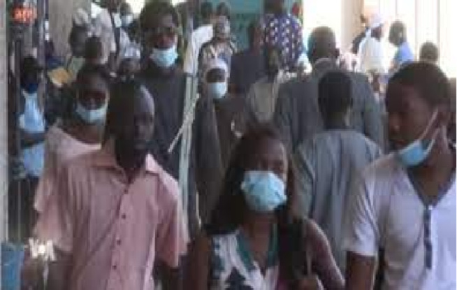 Poussière, Pollution, Hygiène : Après la phobie du coronavirus, certains Sénégalais continuent de porter le masque Poussière, Pollution, Hygiène : Après la phobie du coronavirus, certains Sénégalais continuent de porter le masque