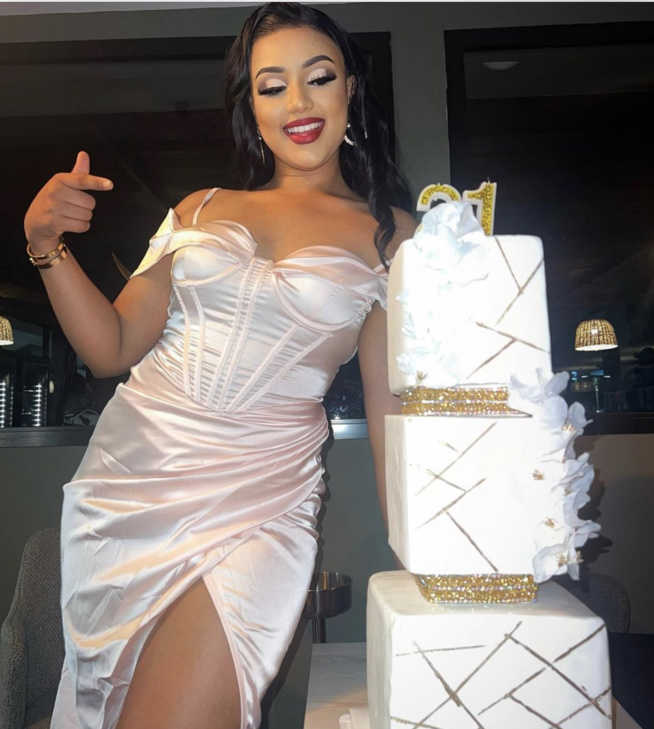 Pour ses 21 ans, Faynara expose ses belles jambes dans une robe décolletée et fendue Pour ses 21 ans, Faynara expose ses belles jambes dans une robe décolletée et fendue