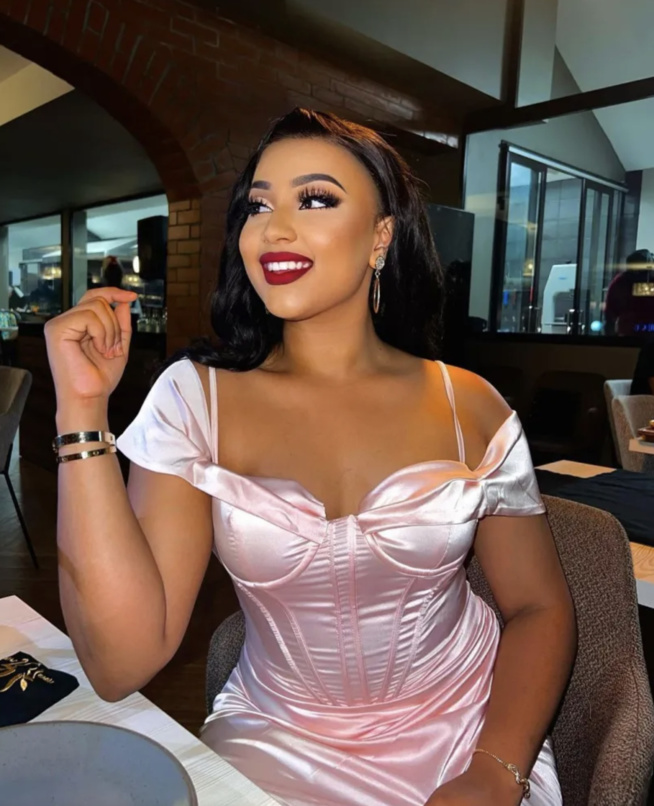 Pour ses 21 ans, Faynara expose ses belles jambes dans une robe décolletée et fendue Pour ses 21 ans, Faynara expose ses belles jambes dans une robe décolletée et fendue