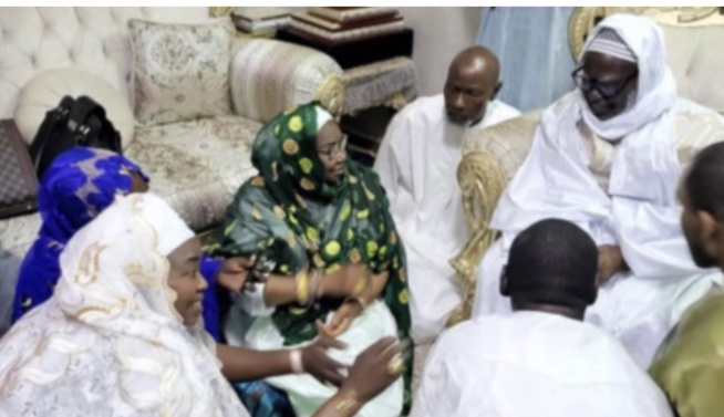 TOUBA – La sœur aînée du Président Sall reçue en audience par le Khalife Général des Mourides. TOUBA – La sœur aînée du Président Sall reçue en audience par le Khalife Général des Mourides.