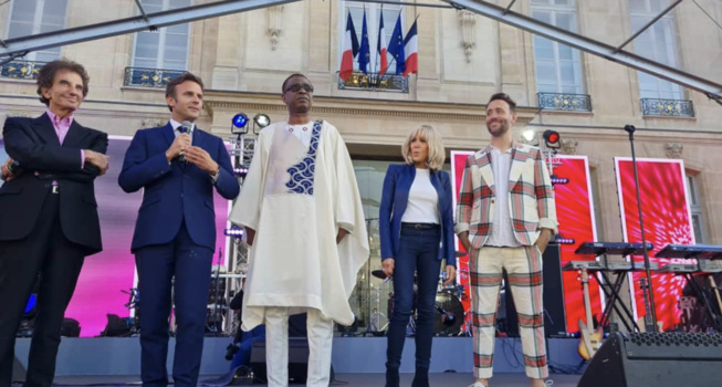 Youssou Ndour joue pour le Président Emmanuel Macron à l'Elysée- Présidence de la République Française. ( Fête de la musique 2022.)