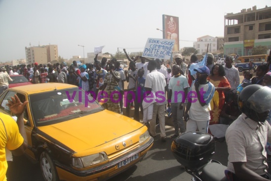 PHOTO - Folle ambiance à l'aéroport de Dakar. La stratégie wadienne débute bien